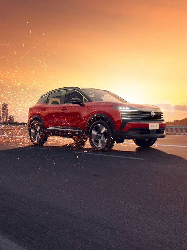 Um Nissan Kicks vermelho dirige em alta velocidade em uma estrada vazia ao pôr do sol, com faíscas voando de suas rodas e o horizonte da cidade visível ao fundo.
