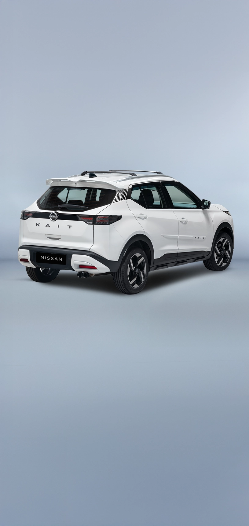 Visão aérea da traseira de um SUV Nissan KAIT branco, estacionado em frente a uma casa moderna. O emblema KAIT é visível na tampa do porta-malas.