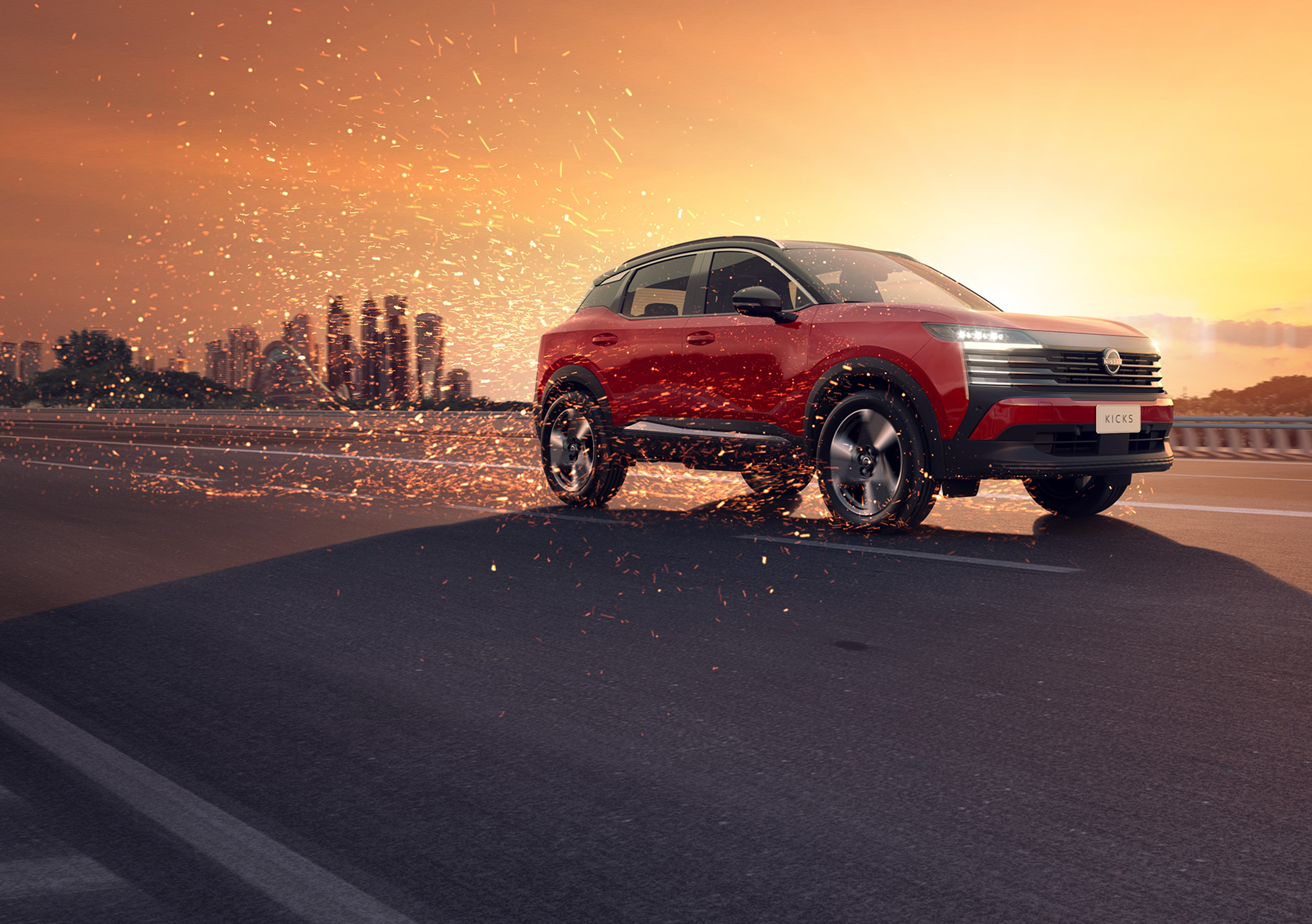 Um Nissan Kicks vermelho dirige em alta velocidade em uma estrada vazia ao pôr do sol, com faíscas voando de suas rodas e o horizonte da cidade visível ao fundo.